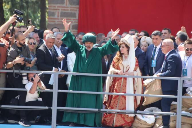 MANİSA’DA ŞİFA SAÇILDI: 10 TON MESİR DAKİKALAR İÇİNDE TÜKENDİ!