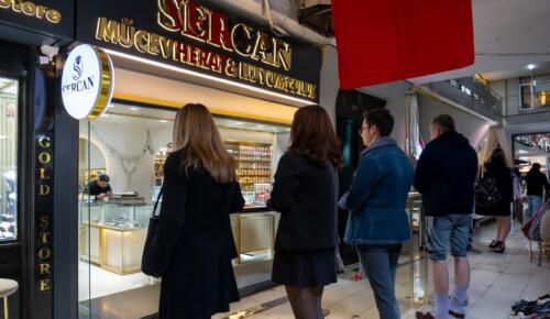 İzmir Kemeraltı’nda Altın Kuyruğu!