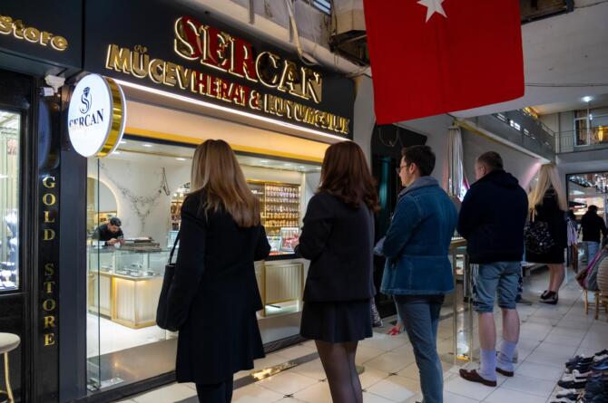 İzmir Kemeraltı’nda Altın Kuyruğu!