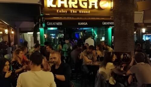 Karşıyaka’nın Küçük Sahnelerinde Gece Başka Akıyor: Karga Bar’ın Müzik Kültüründeki Yeri