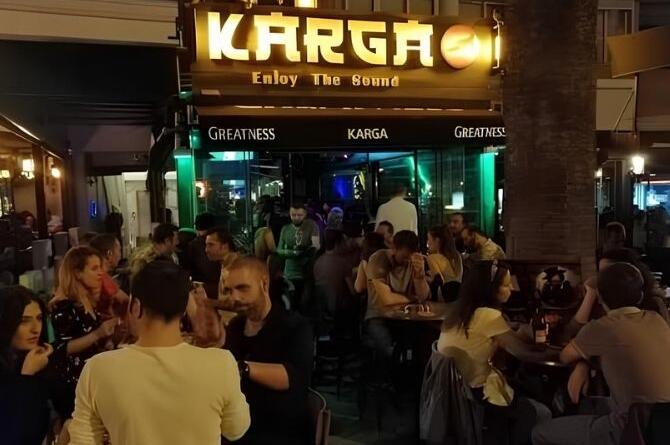 Karşıyaka’nın Küçük Sahnelerinde Gece Başka Akıyor: Karga Bar’ın Müzik Kültüründeki Yeri