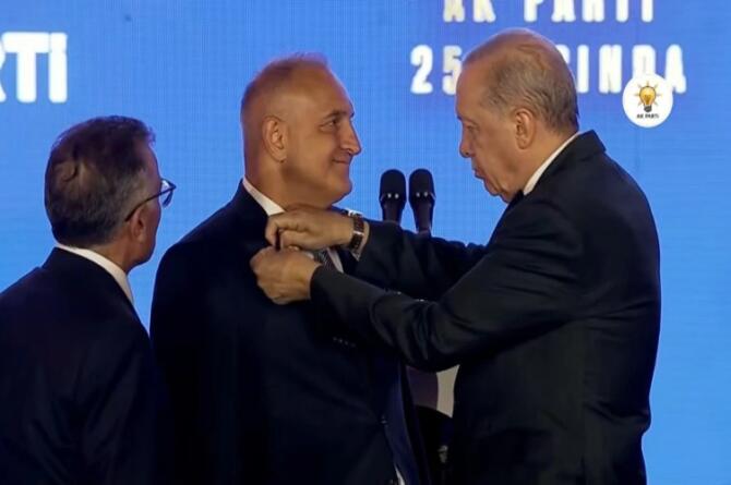 Erdoğan rozetleri taktı: 3 milletvekili ve 7 belediye başkanı AK Parti’ye katıldı