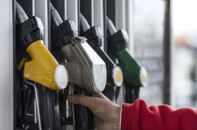 Tabela bir kez daha değişti: Motorinin ardından benzine de zam geldi