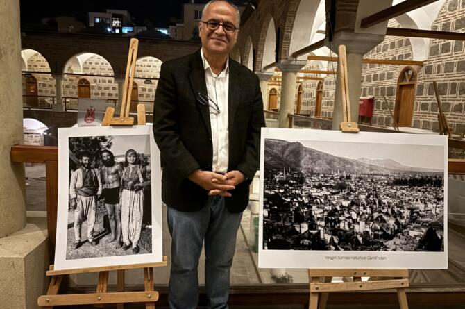 Tarihi Kurşunlu Han Şiir Evin’de Anlamlı Buluşma: Erkan Akbalık ile “Tarzan ve Manisa”