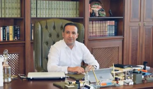 “EL ARABASINDAN TÜRKİYE’NİN ZİRVESİNE: ORHAN GÜZELAYDIN’IN KAHTA ÇİĞKÖFTE DESTANI”