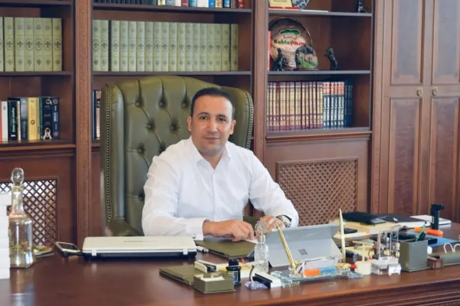 “EL ARABASINDAN TÜRKİYE’NİN ZİRVESİNE: ORHAN GÜZELAYDIN’IN KAHTA ÇİĞKÖFTE DESTANI”